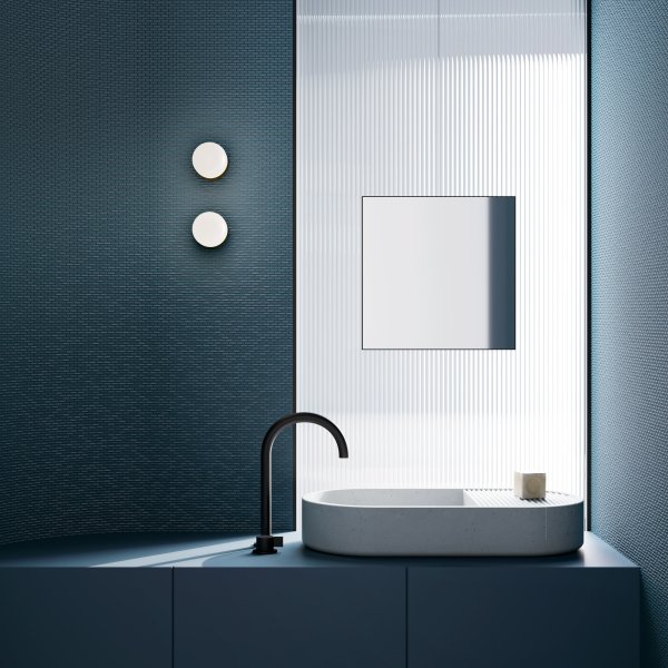 Bagno direzionale con mosaico blu Phenomenon di Mutina, lavabo ovale in pietra e rubinetto nero